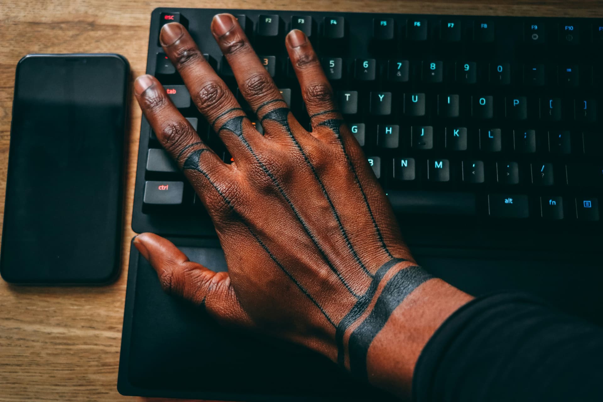 Tattoo ant rankos vyrams: 40 idėjų 2026