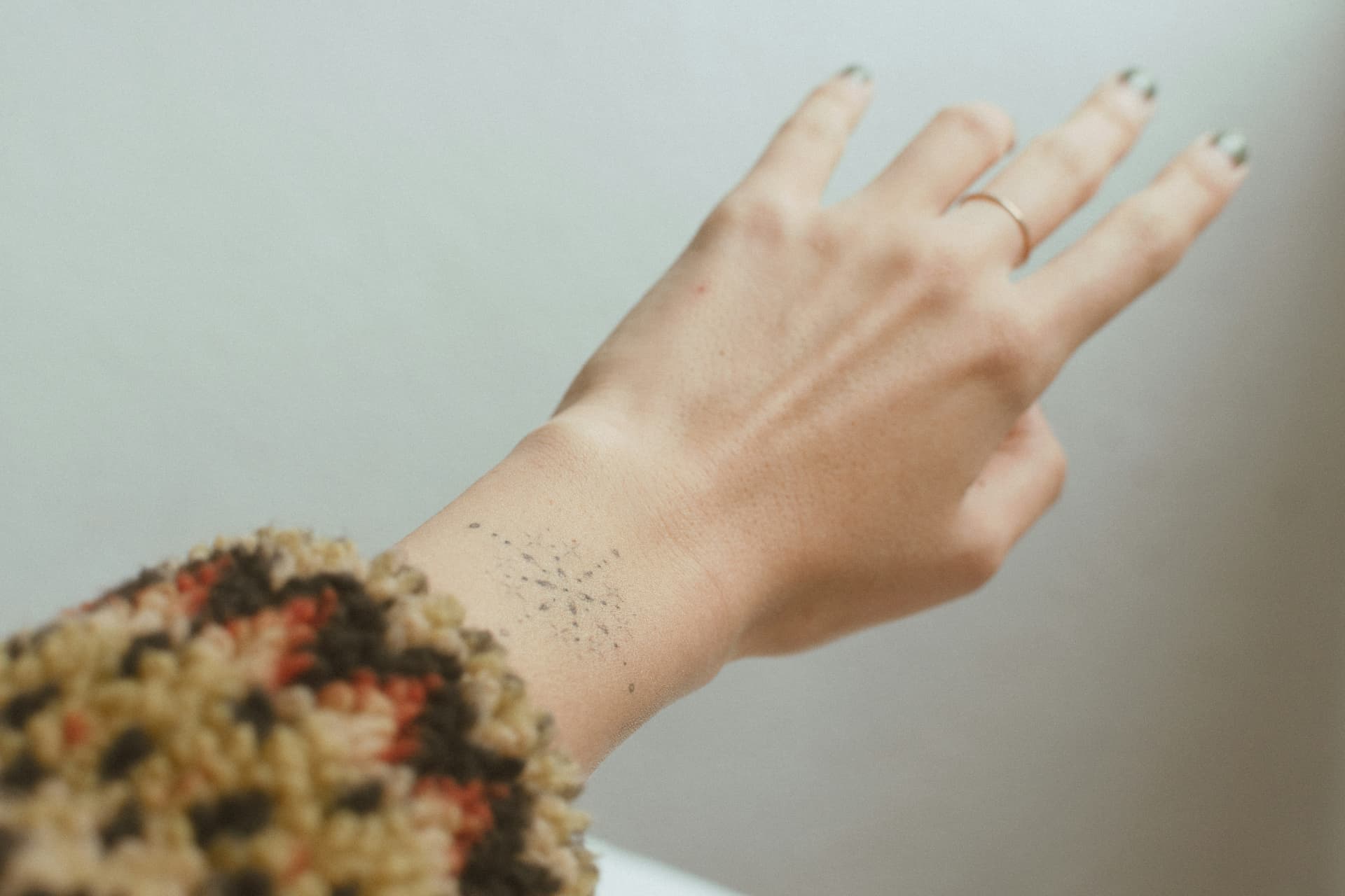 Tattoo ant rankos moterims: 40 idėjų 2026